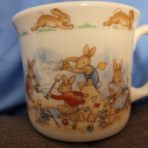 Royal Doulton Bunnykins Mug 1936 Beach Scene - Picture 2 of 5